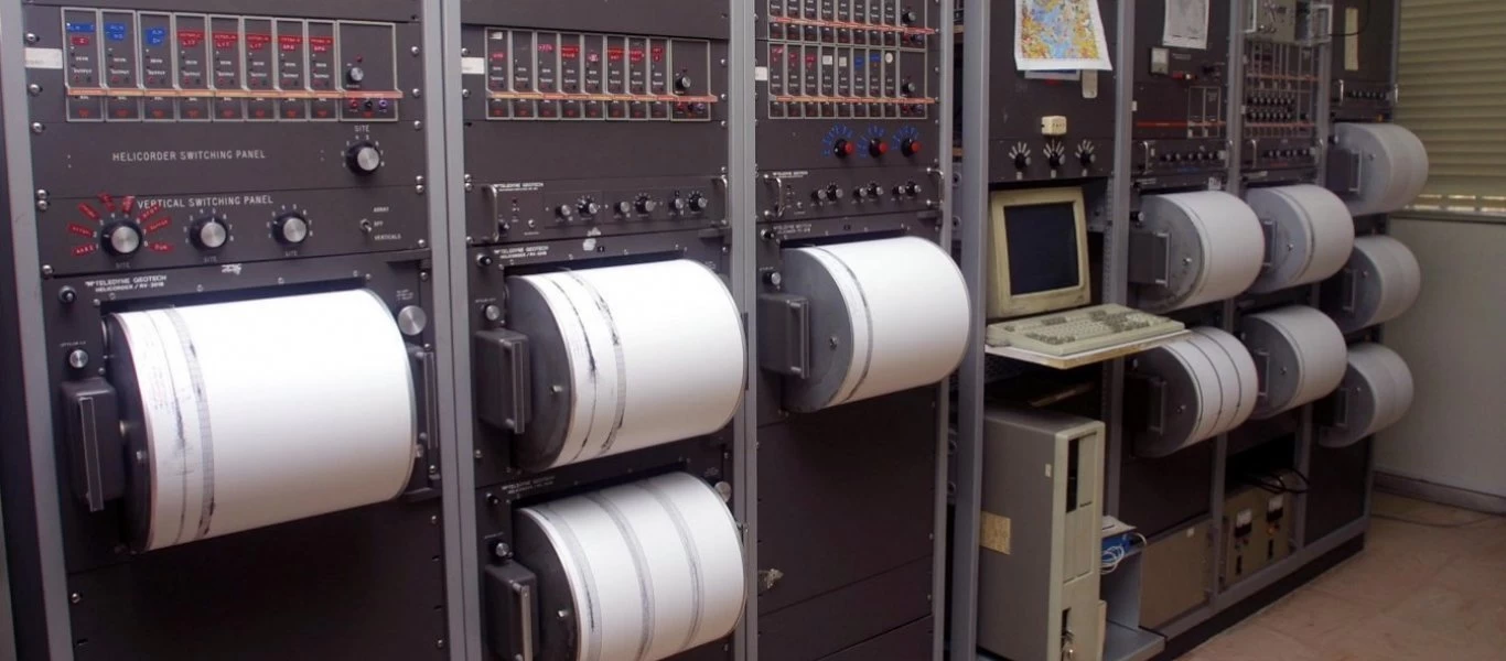 Σεισμός στην Τουρκία: Η στιγμή που «χτυπά» ο Εγκέλαδος - Άνδρας πήδηξε από το μπαλκόνι (βίντεο)